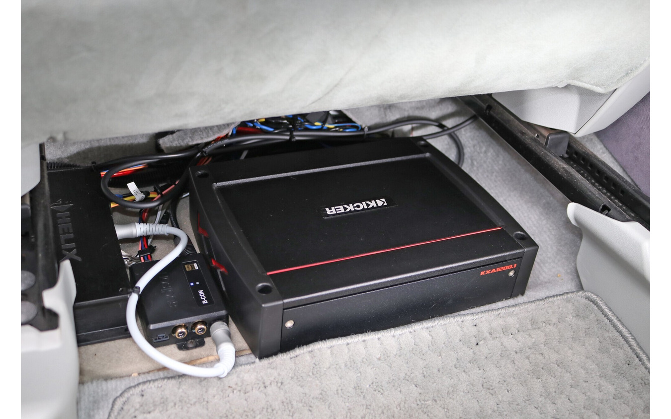 フロントシート下に設置しているキッカーのパワーアンプKXA1200.1。キッカーのcompRT（8インチ）をドライブする。