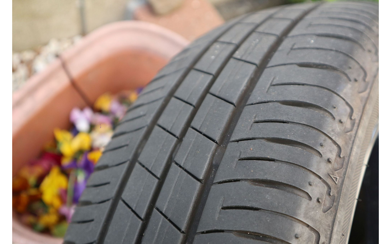 タイヤのスリップサイン：タイヤの溝が、△印の先に見える段差の高さに達する前に交換