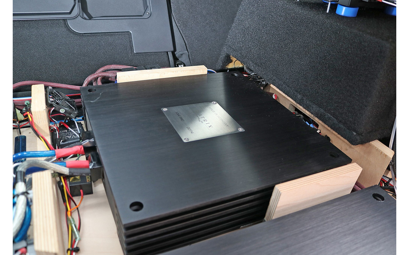 パワーアンプはMX4 PROを2台用いてすべてのスピーカーをドライブする贅沢なシステム。サウンドの統一感も高めた。