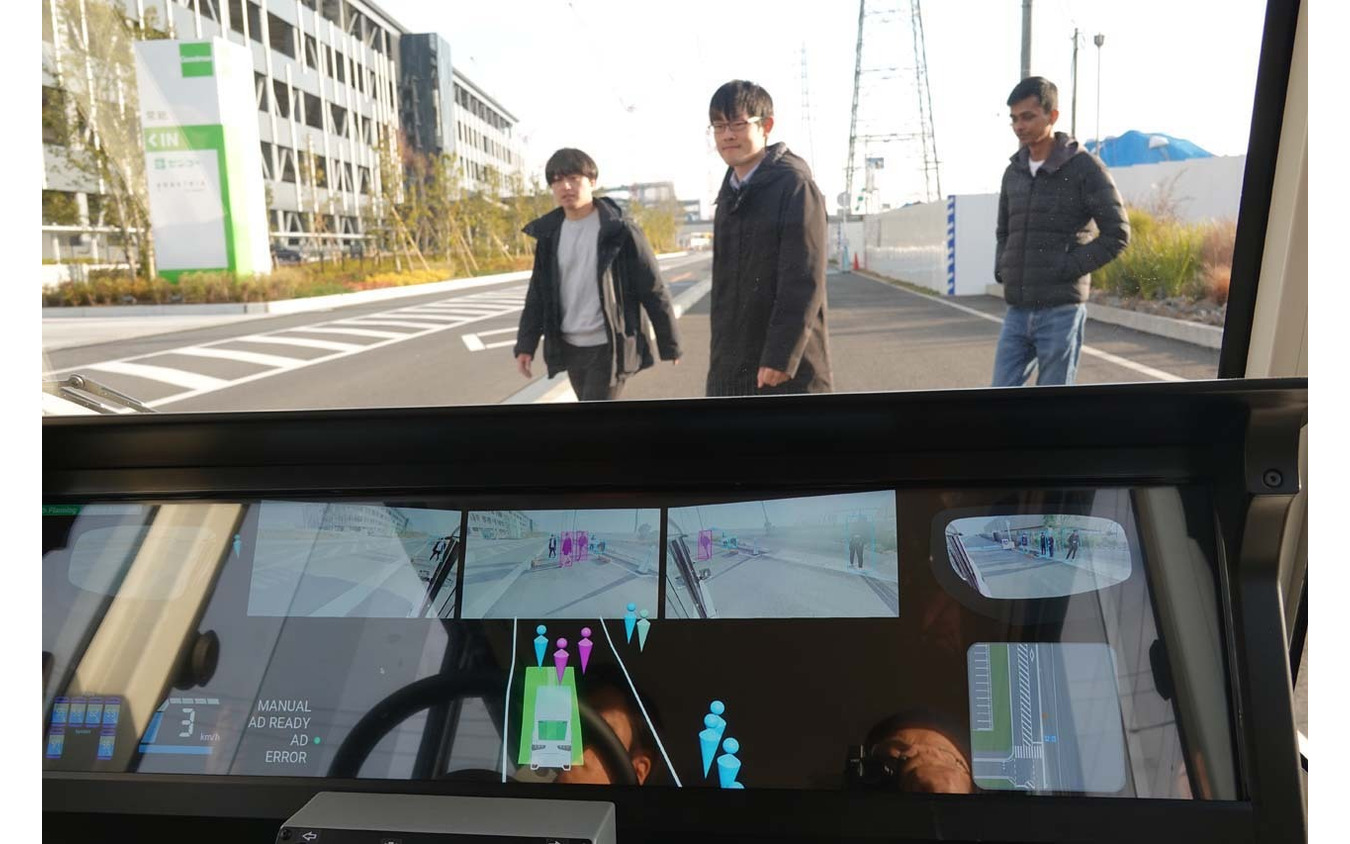 車体に備えられたカメラで周囲の人や自転車などを検知して、必要に応じて停止したり、避けて通ったりする