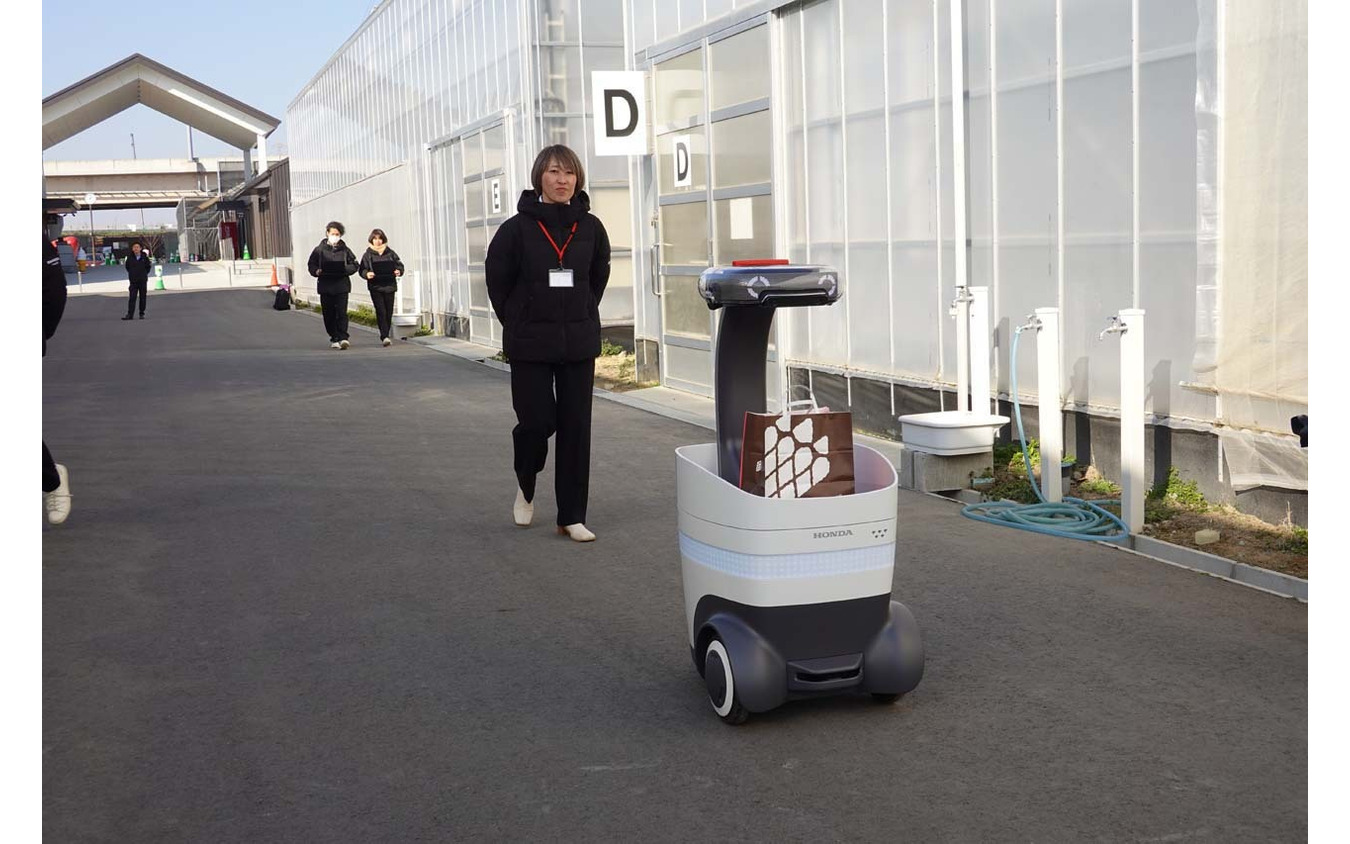 先導モードで走行中のWaPOCHI(ワポチ)