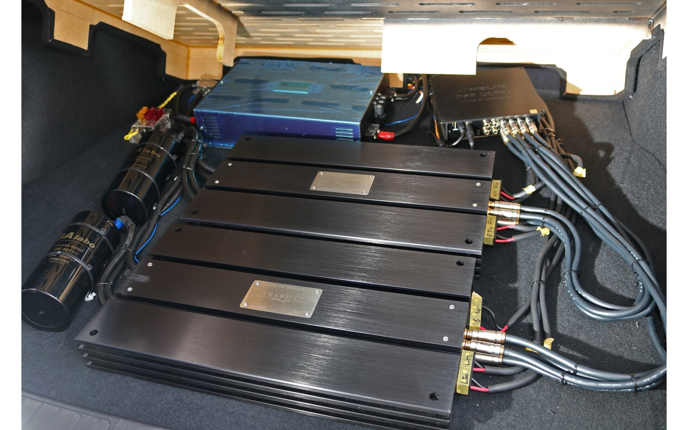 プロテクションボードを開けると中からは大型パワーアンプ×2台やレギュレーターなど多くのユニットが現れる。