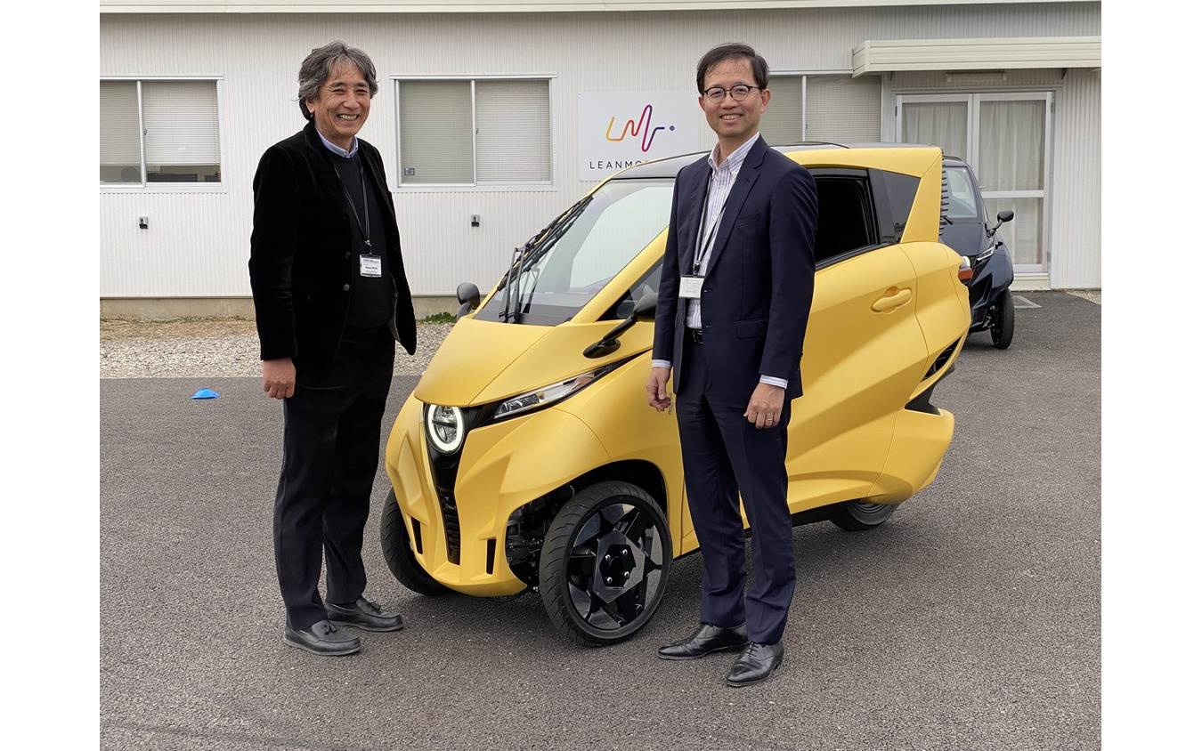 右がLean Mobility社の谷中壯弘社長。トヨタで20年前からパーソナルモビリティの企画や開発を手掛け、i-ROADやC＋Podなどのチーフエンジニアを歴任してきた。左はフィアロの平田滋男デザインディレクター。Lean Mobility社の設立以来、谷中社長と共に『Lean 3』の開発に携わってきたデザイナーだ。