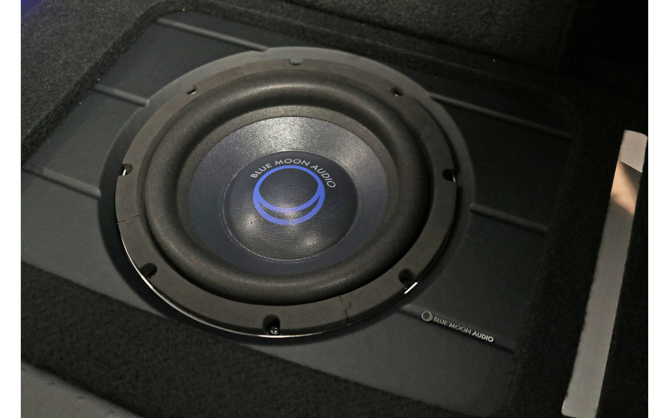 サブウーファーにはフロントスピーカーと同ブランドであるブルームーンオーディ(WX250)をチョイスする。