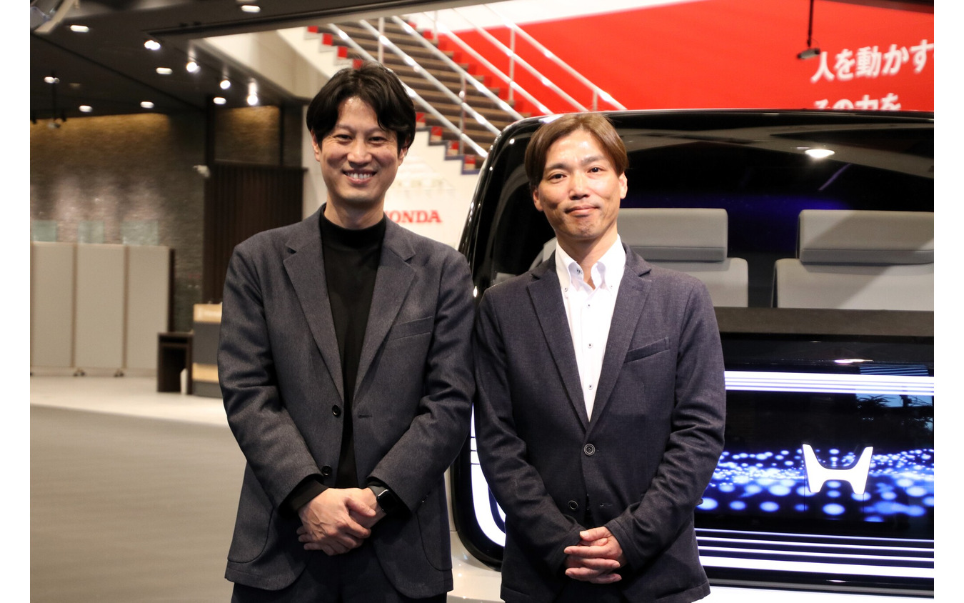 ホンダ0シリーズのチーフエンジニアデザイナー清水陽祐さん（左）と開発責任者の中野弘二さん（右）