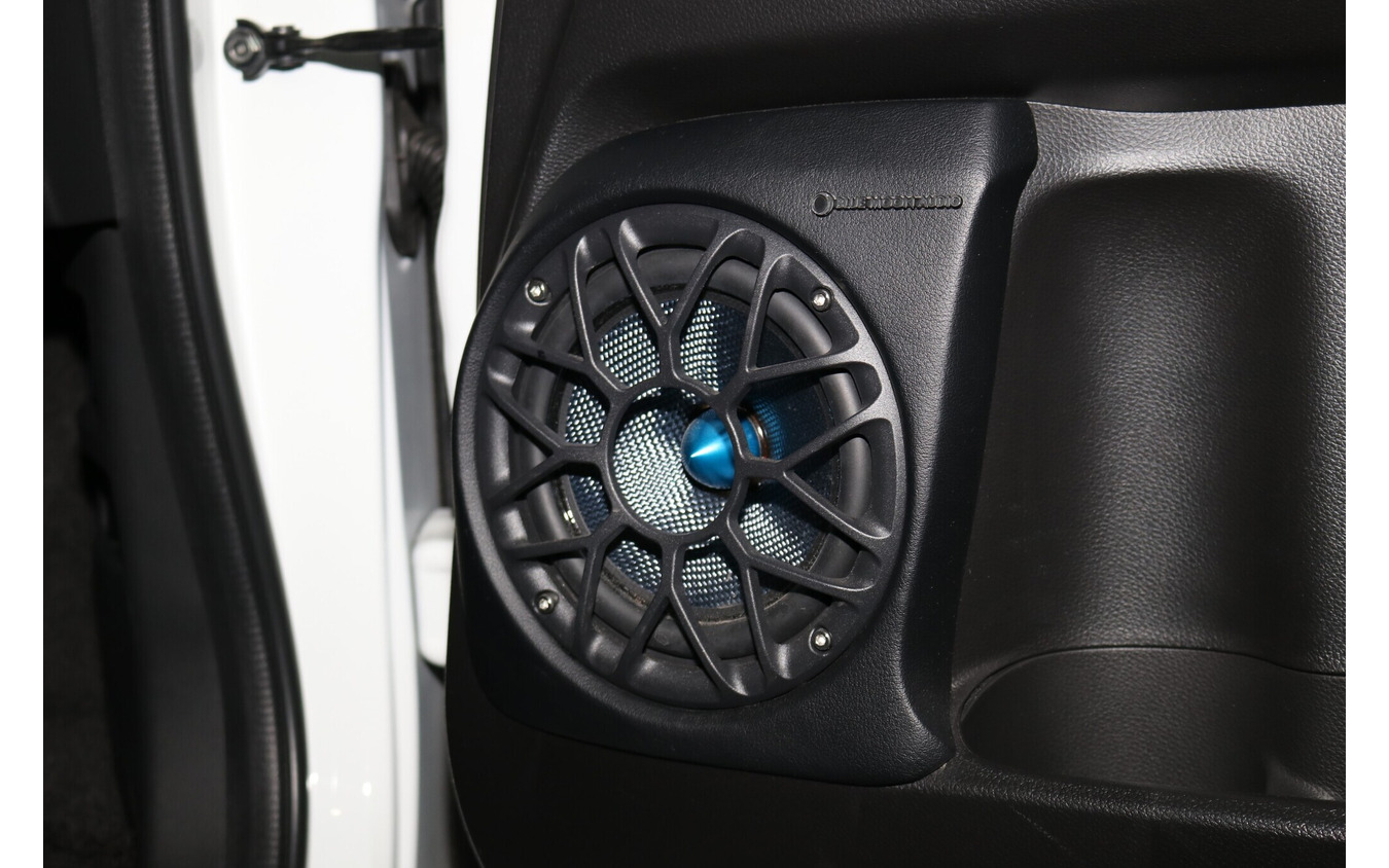 フロントスピーカーにはブルームーンオーディオのRX165ACTIVEを中心に3ウェイ化。ブルーの各パーツがアピール度も満点。
