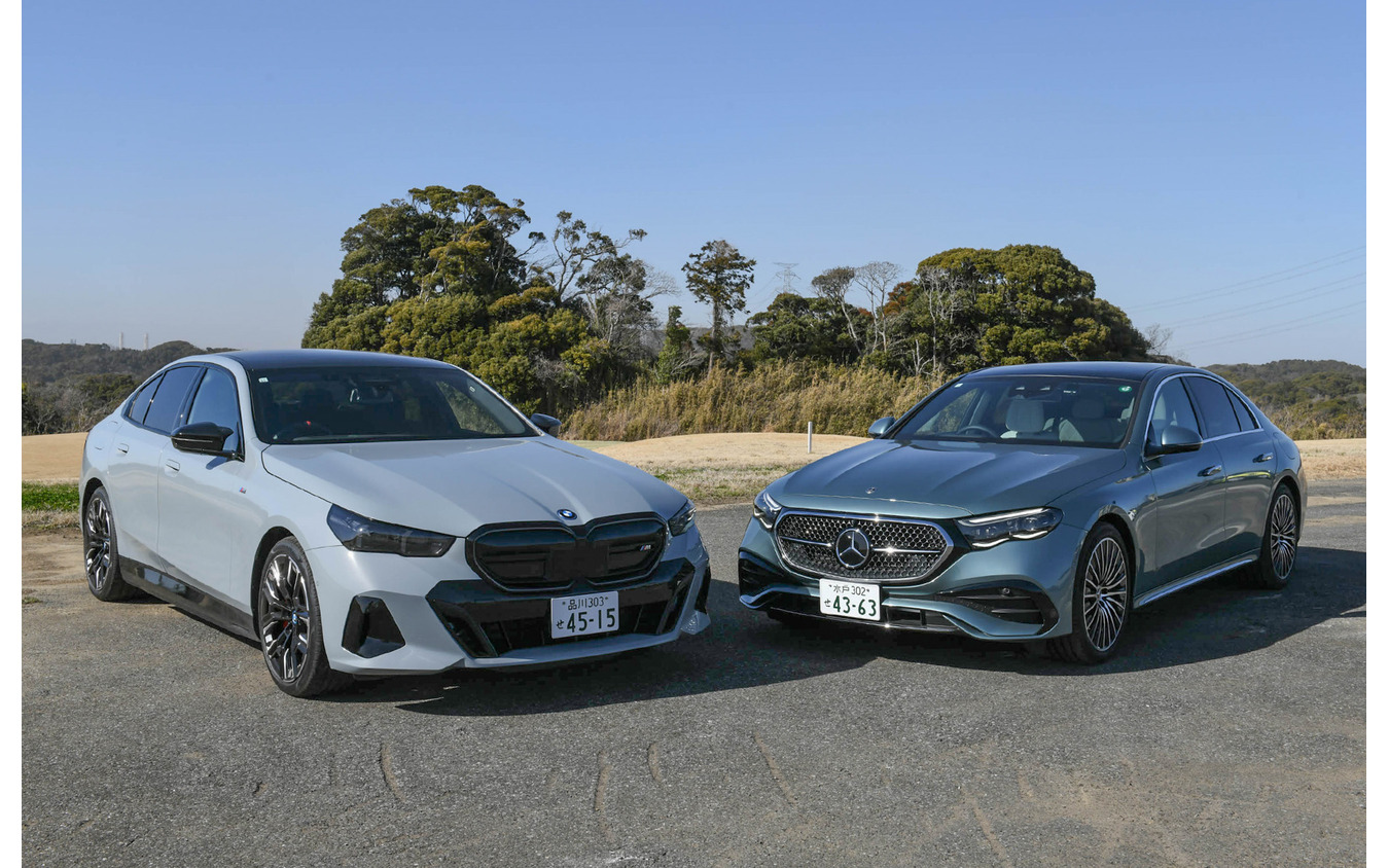 BMW i5 M60（左）とメルセデスベンツ E350e（右）