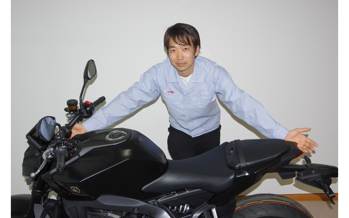 ヤマハ MT-09 新型の電子システム担当、稲葉明紘さん。こだわりの部分は「全部です!」