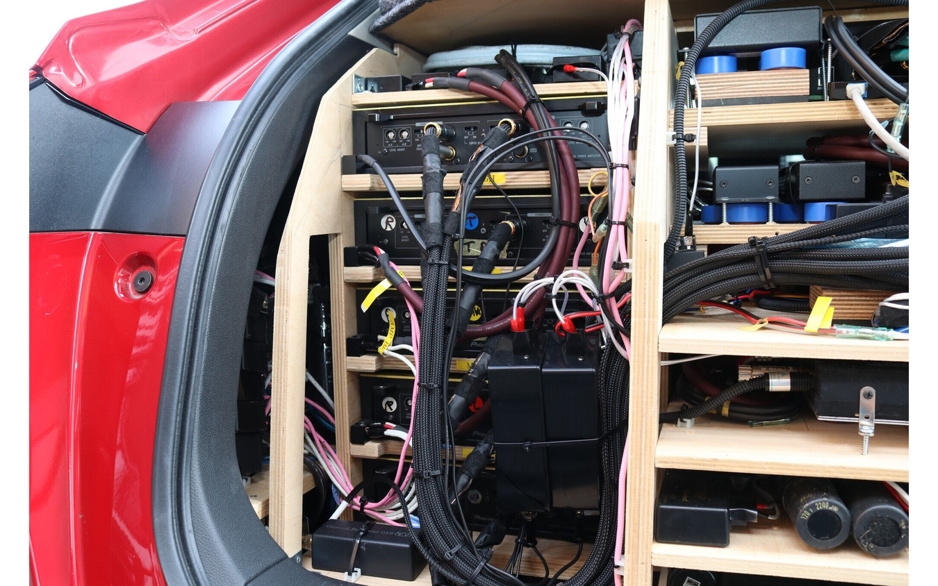 オーディオラックの左側にはパワーアンプがまとめて取り付けられる。複数段の棚にはそれぞれパワーアンプが収められる構造。