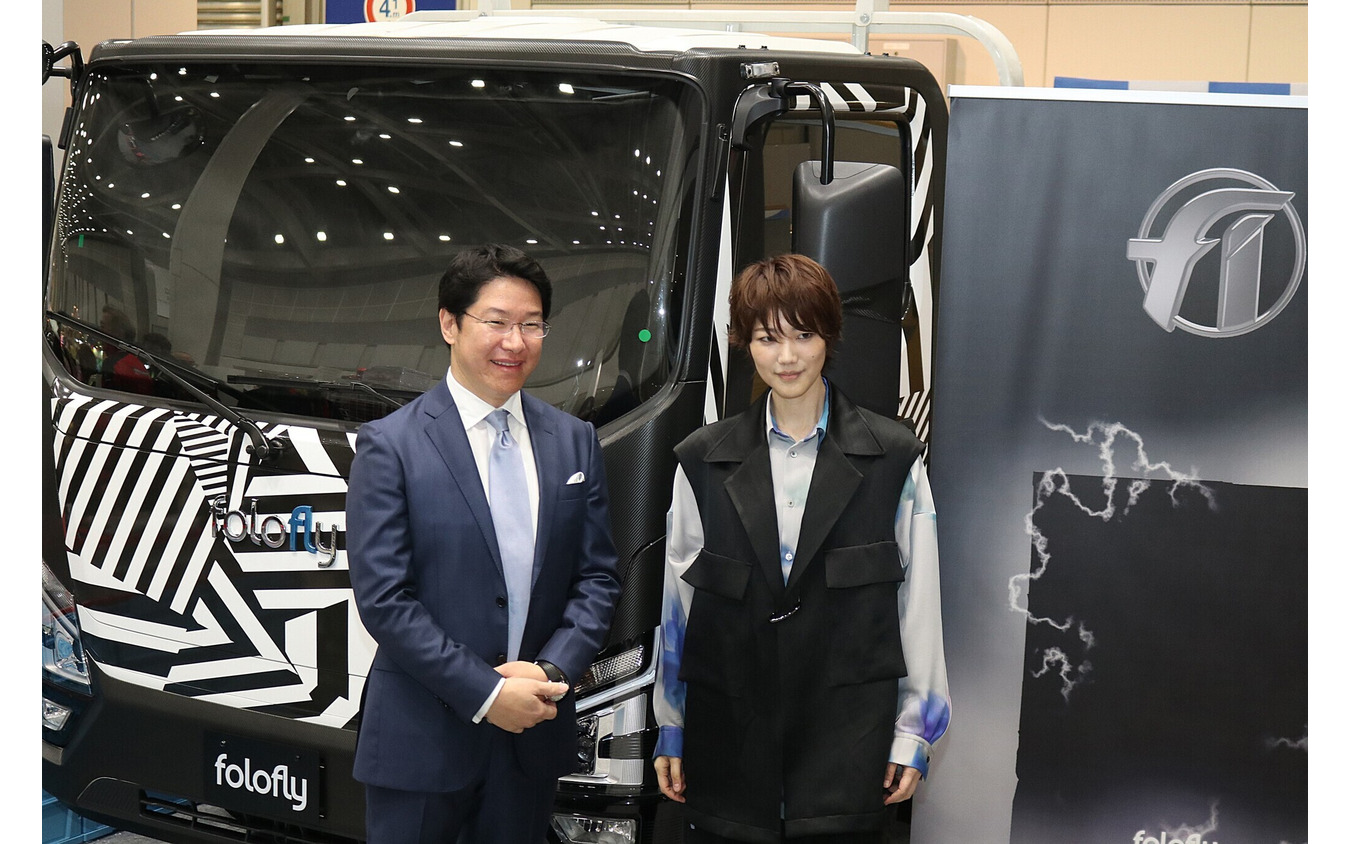 フォロフライ 小間裕康社長(左)とブランドアンバサダーである俳優・声優・歌手の七海ひろきさん(右)