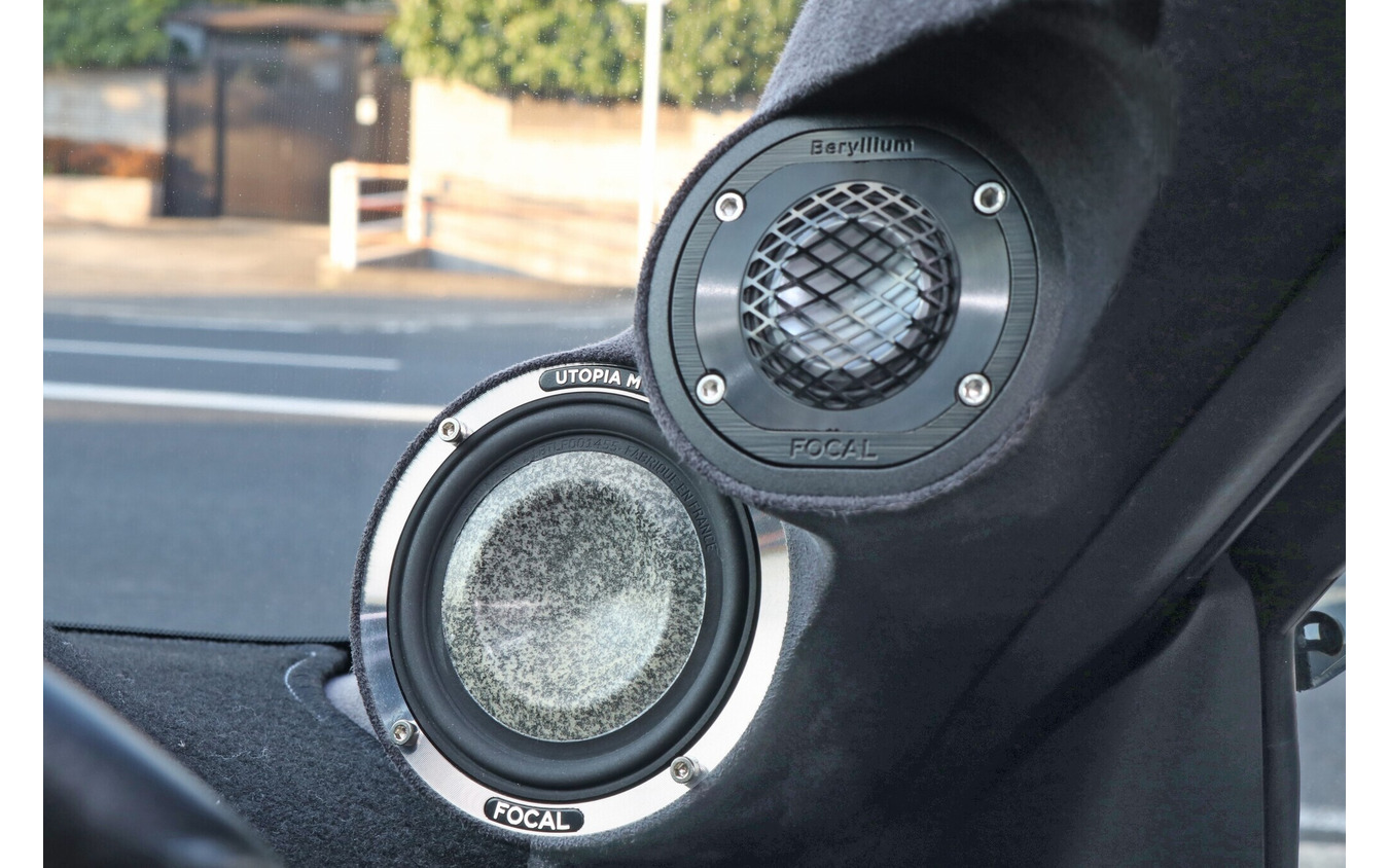 フロントスピーカーにはフォーカルのユートピアMをチョイス。ツイーター&ミッドレンジはAピラーにビルトイン取り付けする。