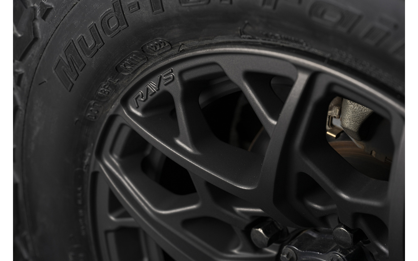 スズキ ジムニーシエラ×レイズ ベルサス VV25MX マットスーパーダークガンメタ(APJ)