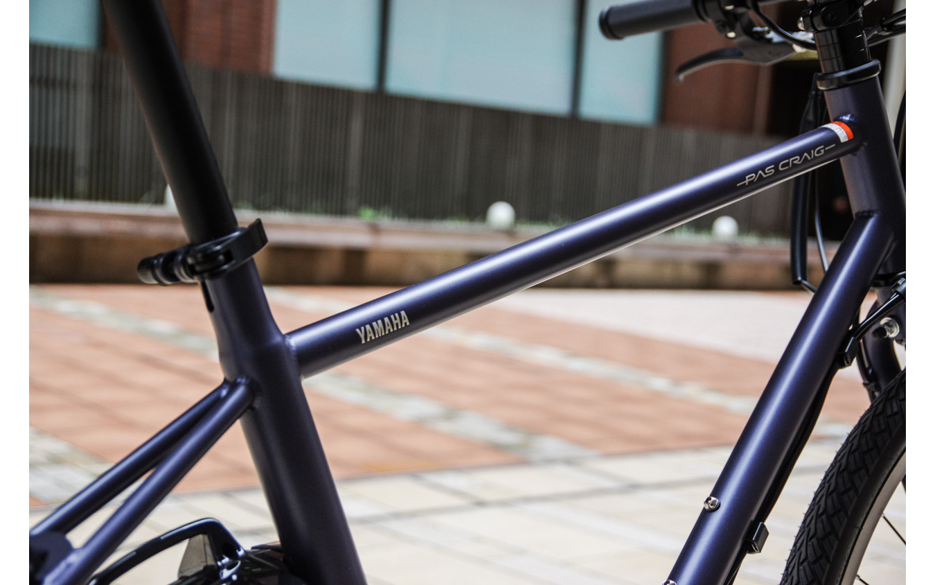 フレームはスチール製。電動アシスト自転車には珍しい丸型＆細身のデザインを採用する。