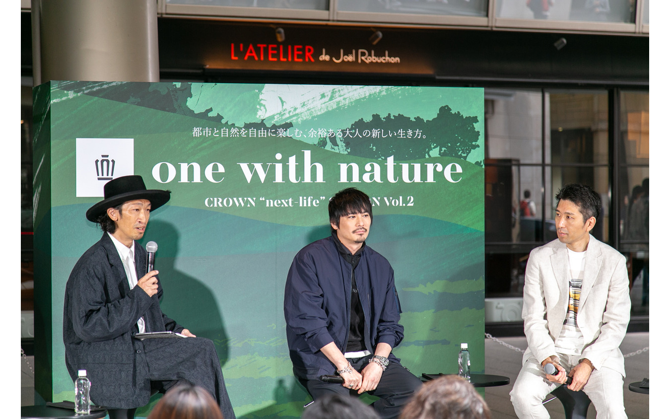 写真左より、OCEANS編集長・原亮太氏、俳優/モデルの水上剣星氏、クラウン製品企画主査・本間裕二氏。