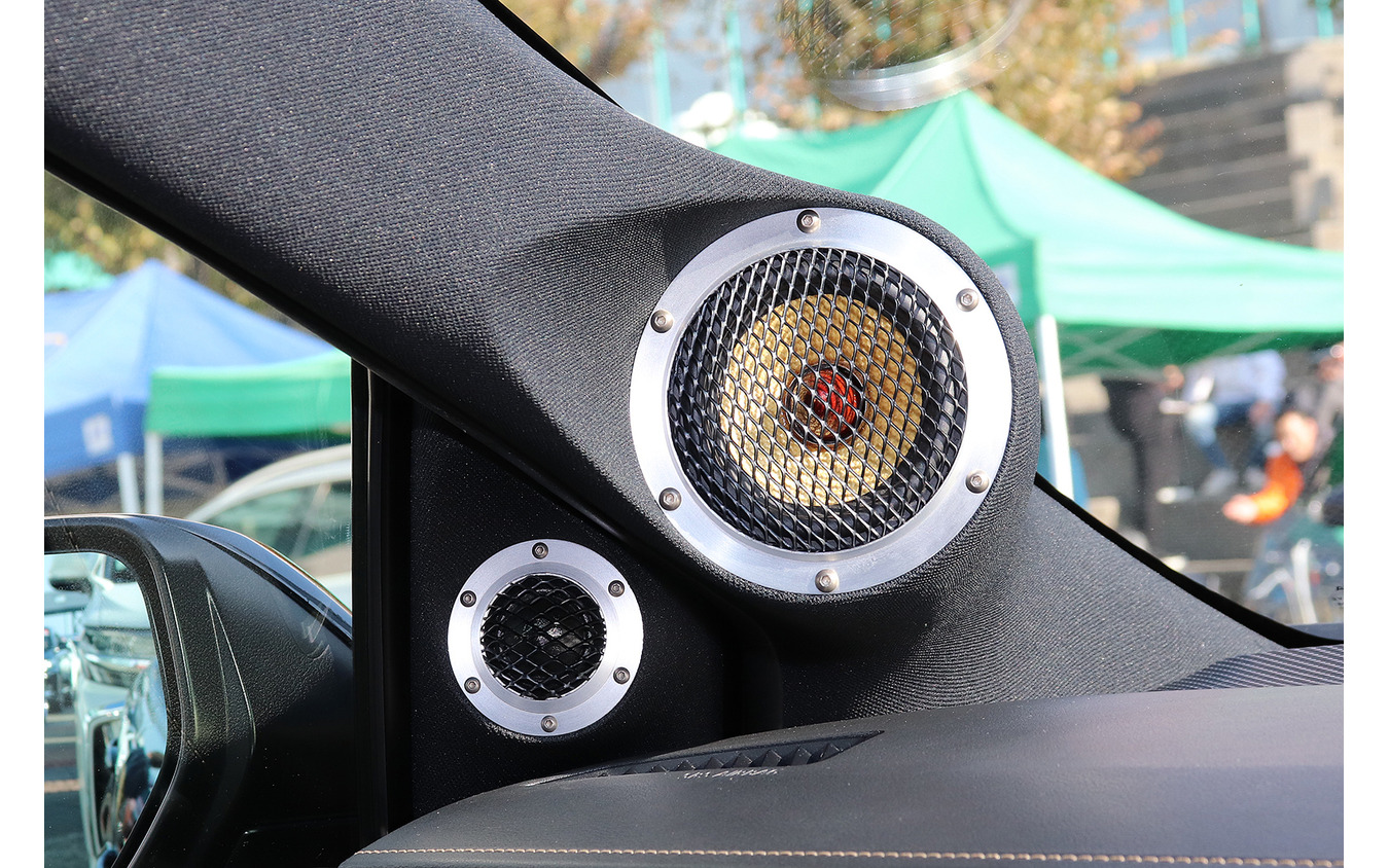 超ハイエンドスピーカーが取り付けられたオーディオカーの一例(製作ショップ:ジパング<鳥取県>)。