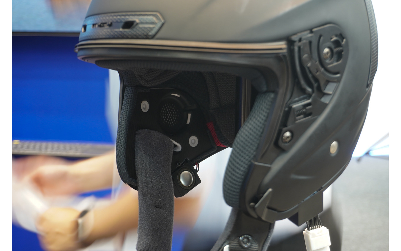 ヘルメット内に取り付けられた7つのスピーカーから後方車両の接近を知らせる音を発する