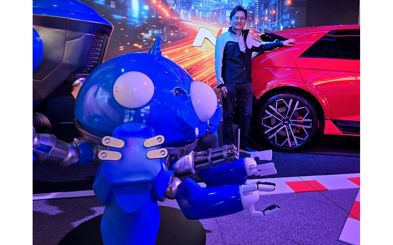 タチコマとIONIQ 5 Nに囲まれた趙 源祥(チョ・ウォンサン)社長。
