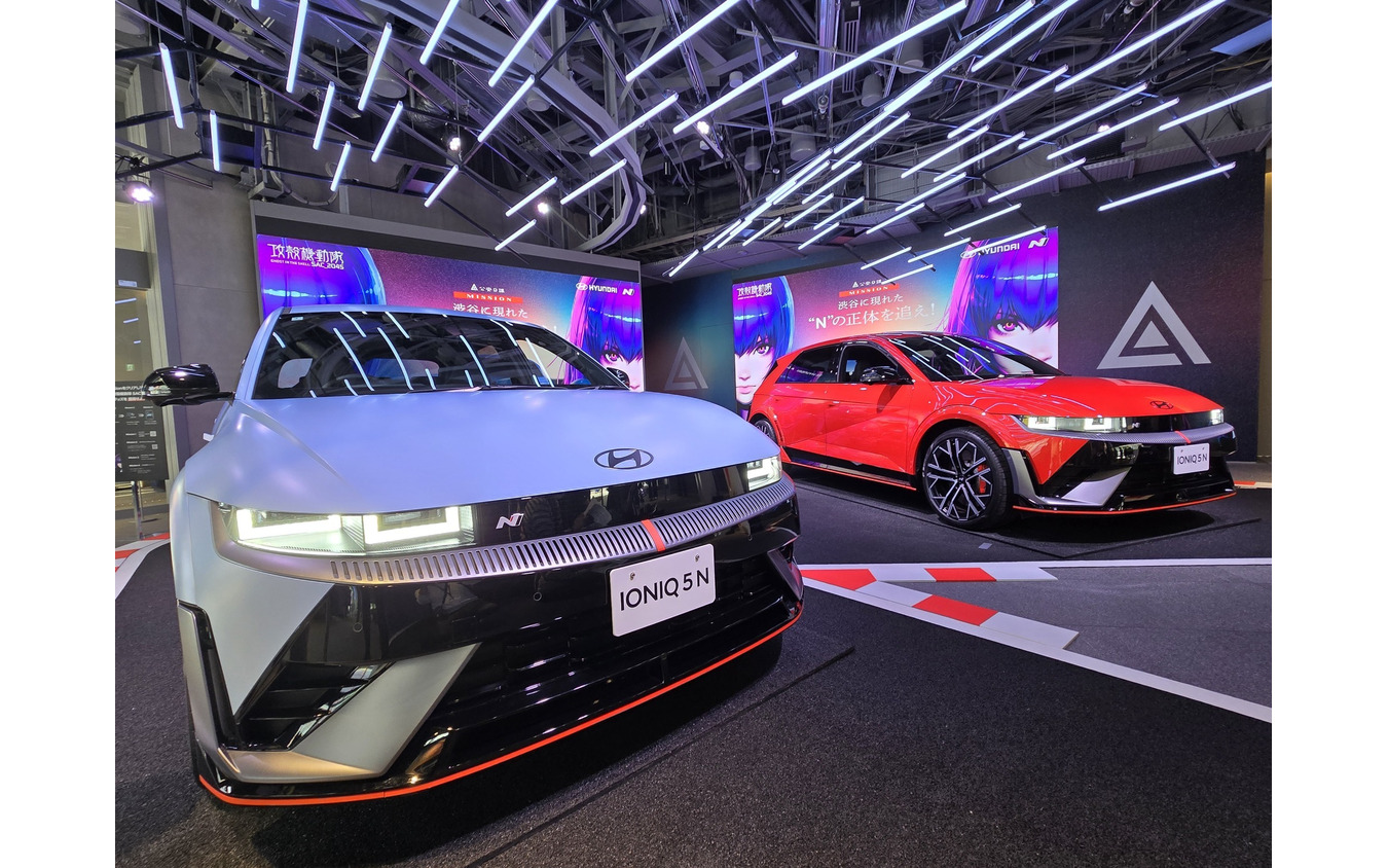 SHIBYA TSUTAYA 1Fに展示された赤白2台のIONIQ 5 N。