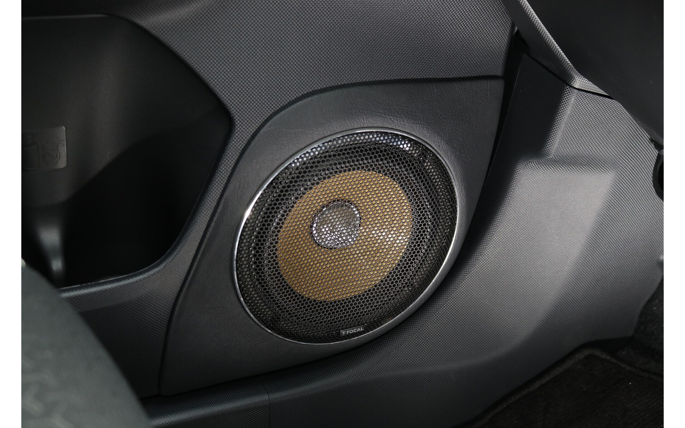 ES165KX2のミッドバスはドアにアウターバッフルで取り付けられている。デザイン的には至って純正ライクな仕上がり。