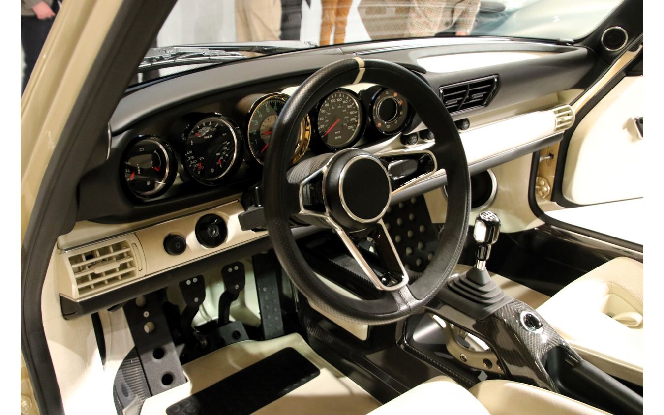 レスト・モッドされたポルシェ911 リイマジンド・バイ・シンガー「ダイナミクス&ライトウェイトスタディ(DLS)ターボ」