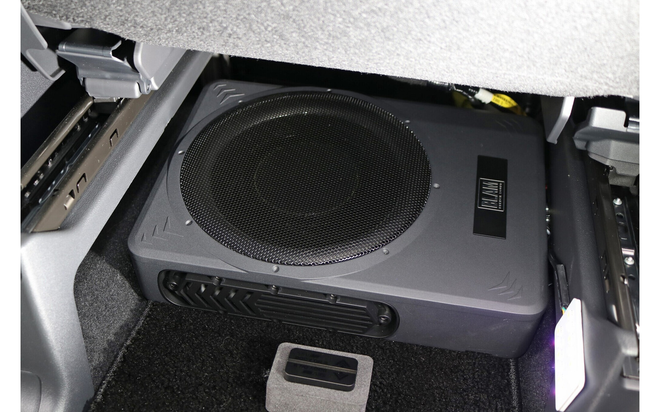 シート下にはブラムのパワードサブウーファー・MSP25Pをインストール。スペースをムダにしない取り付けとなった。