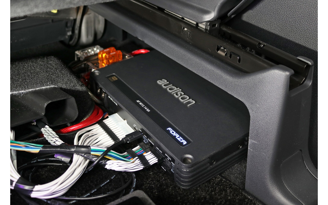 オーディソン・プリマのDSPアンプであるAFM12.14bitをシート下に設置。高いコントロール性とコンパクトなボディが魅力だ。