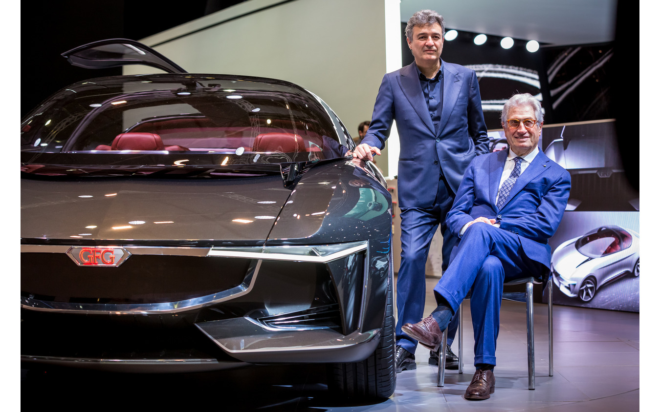 ファブリツィオ・ジウジアーロ(左)とジョルジェット・ジウジアーロ(右)。 2018年のコンセプトカー「シビーラ」と共に。