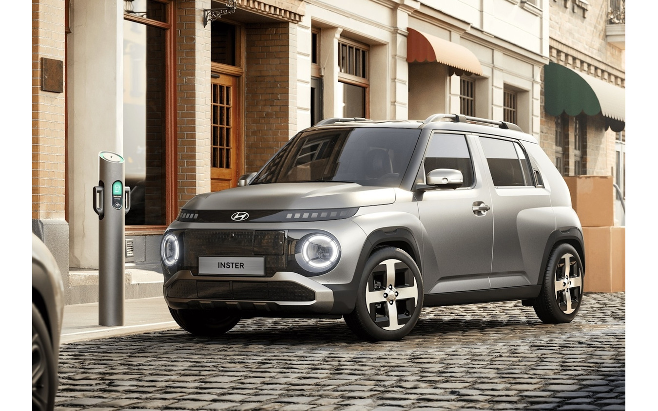 11kWの車載充電器を標準装備。120kWの急速充電器を使えば、約30分で10%から80%まで充電できるという。充電リッドは黒いグリルにある。