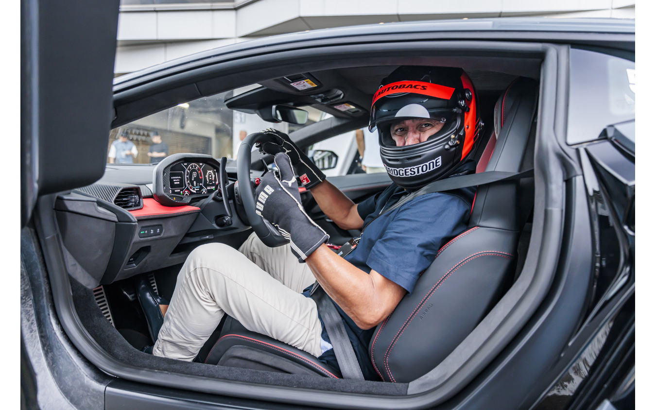 ブリヂストン「POTENZA SPORT」を装着したレヴエルトに試乗する鈴木亜久里氏