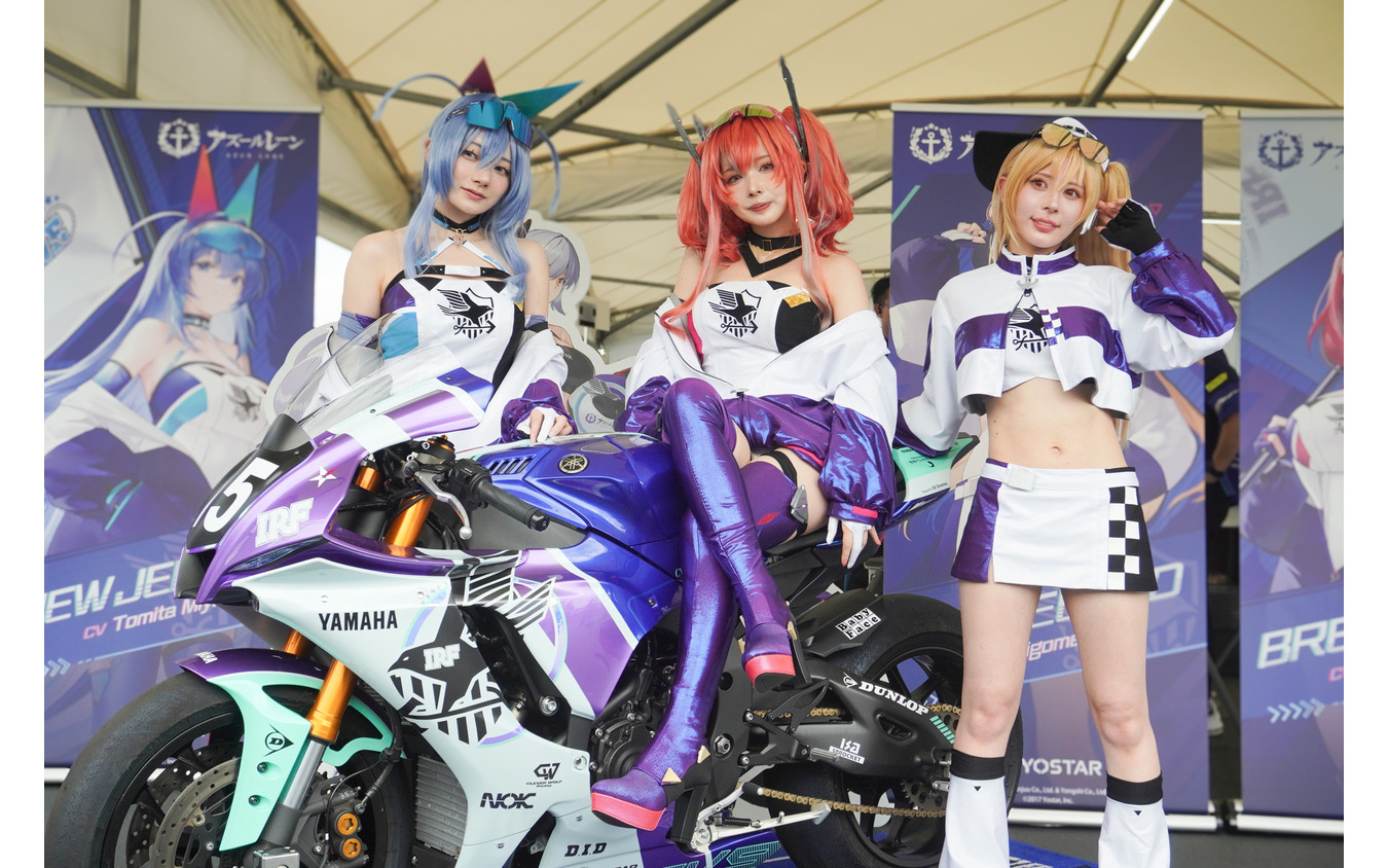 IRF with アズールレーンのレースクイーン。左から、尊みを感じて桜井さん、シスルさん、楪くれはさん