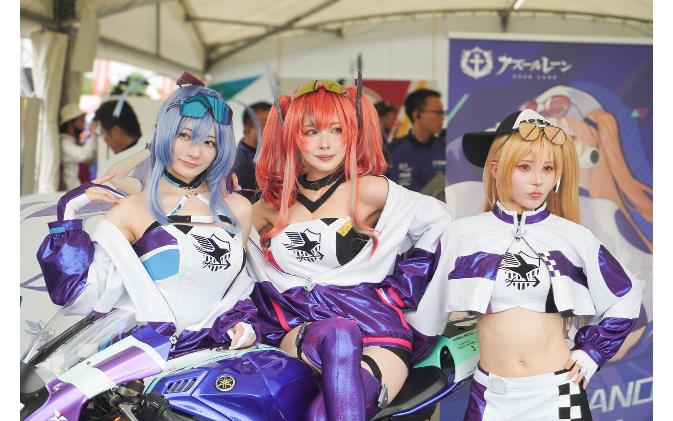 IRF with アズールレーンのレースクイーン。左から、尊みを感じて桜井さん、シスルさん、楪くれはさん(鈴鹿8耐2024)