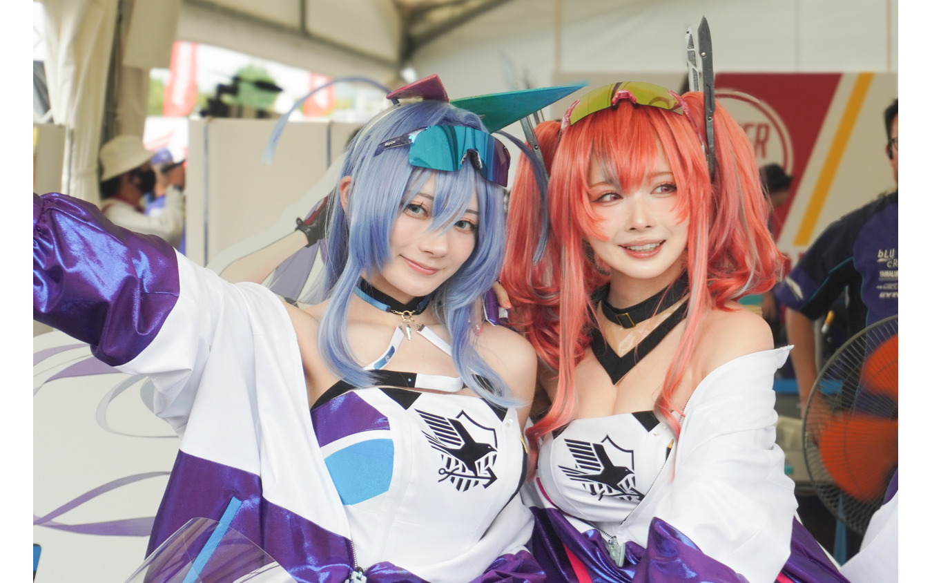 「ニュージャージー」に扮する、尊みを感じて桜井さん(左)と「ブレマートン」に扮するシスルさん(右)