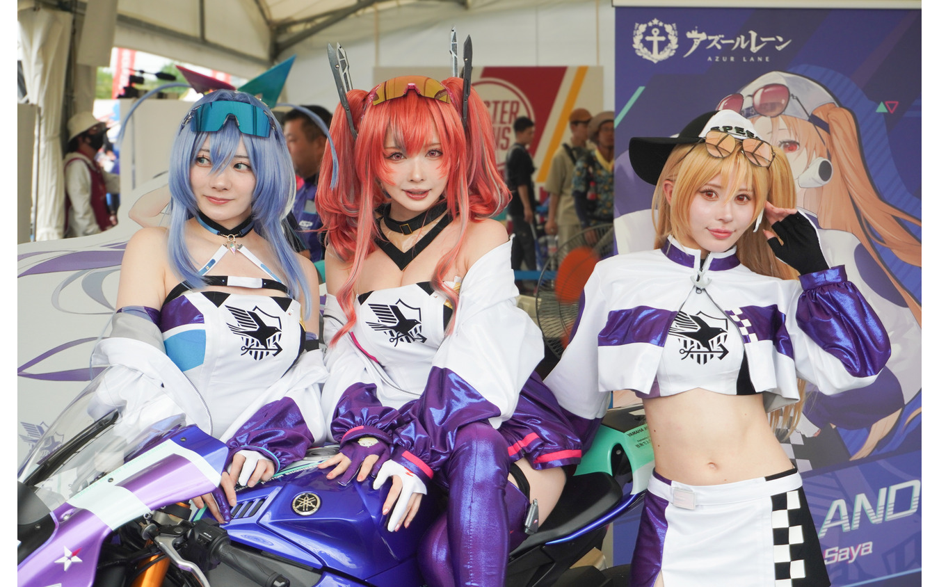 IRF with アズールレーンのレースクイーン。左から、尊みを感じて桜井さん、シスルさん、楪くれはさん(鈴鹿8耐2024)