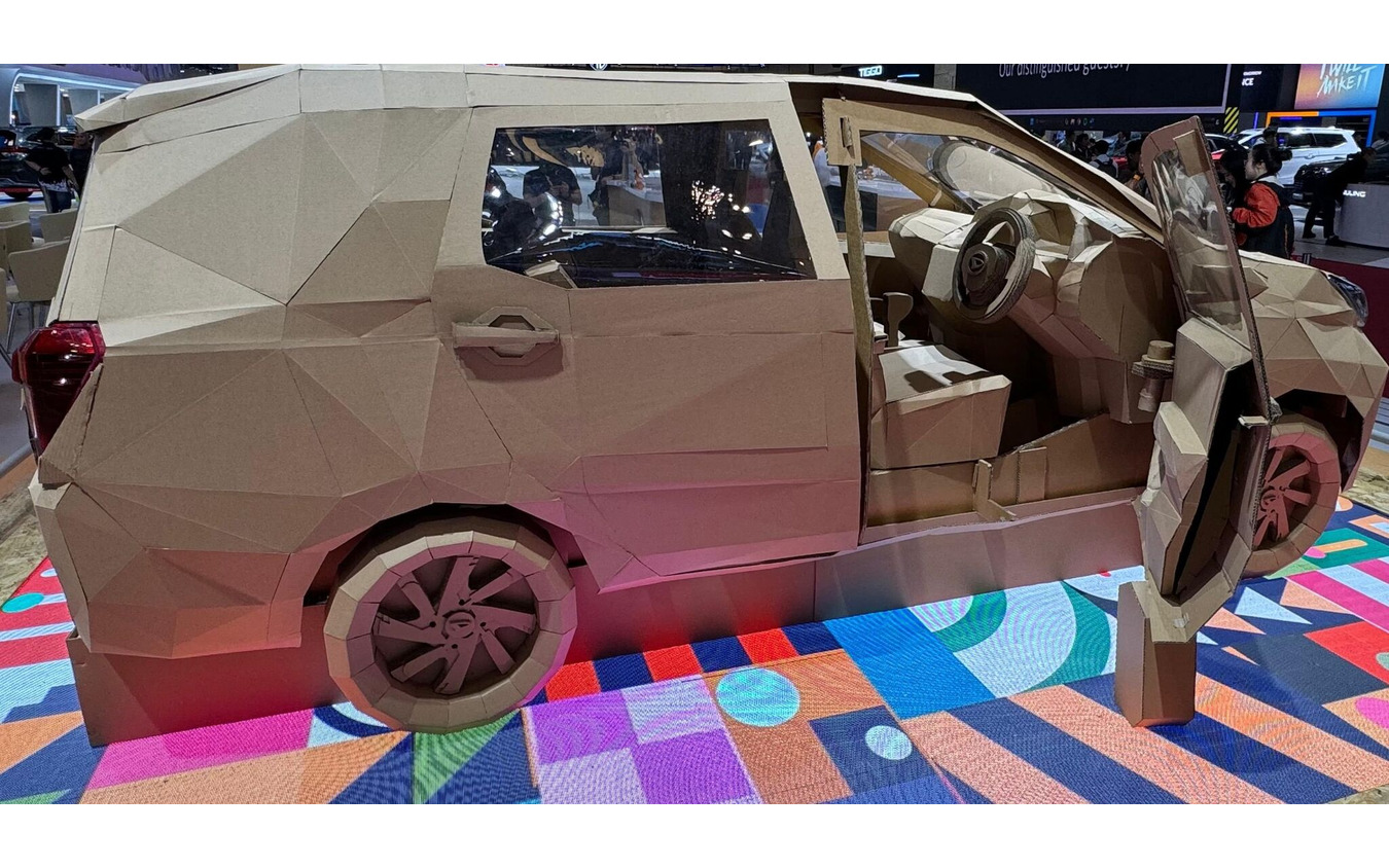 ダイハツの小型ミニバン『シグラ』の段ボール製の実物大モデル(GIIAS 2024)