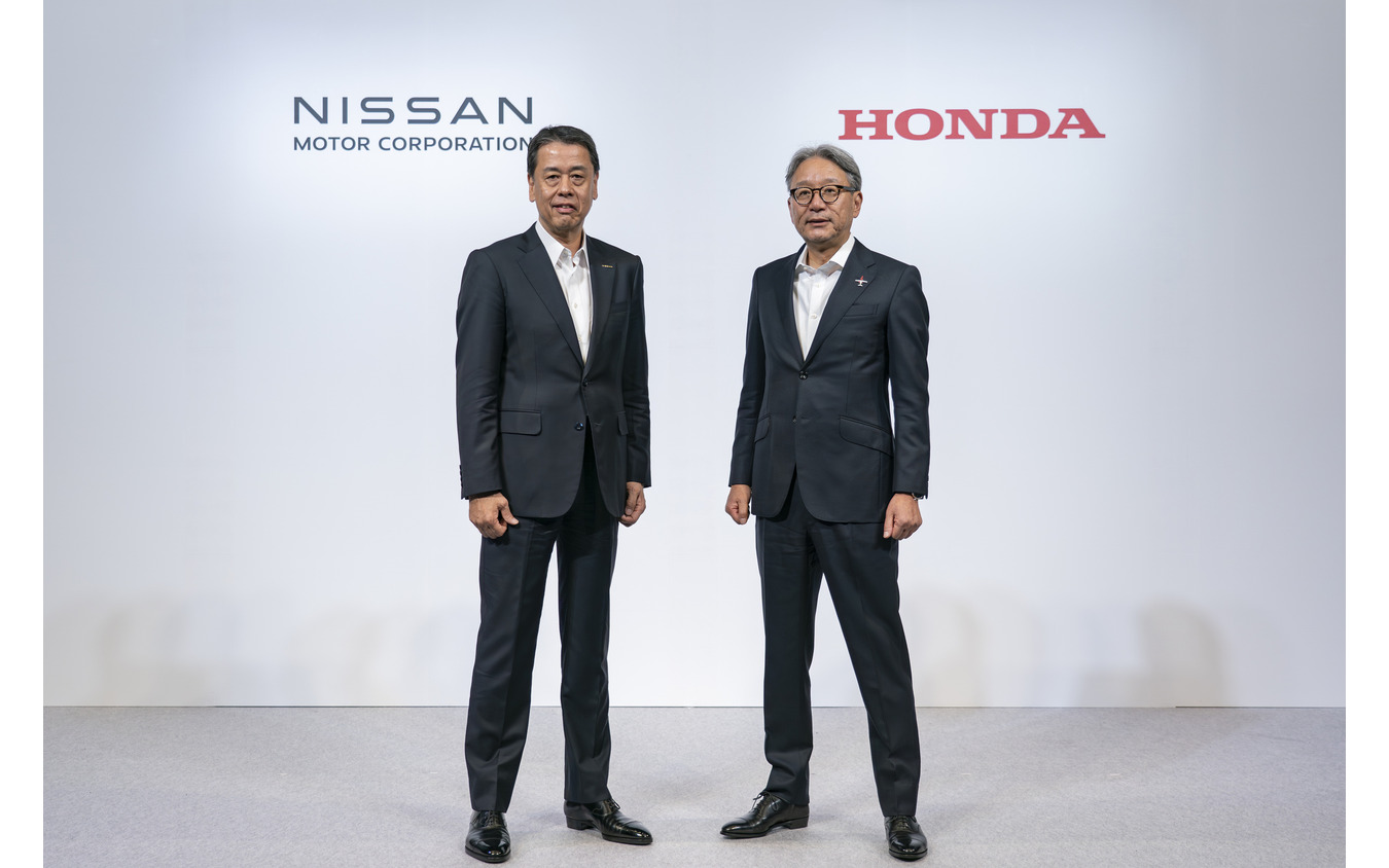 日産の内田誠社長(左)とホンダ三部敏宏社長(右)