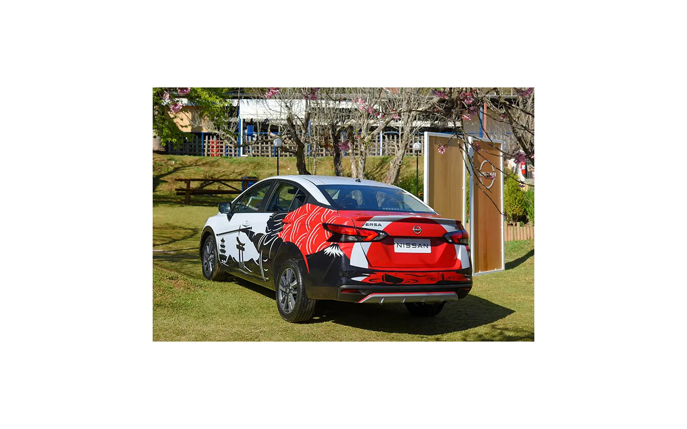 日産『ヴァーサSR』をベースに日本文化を称えるアートを施した1台をブラジル桜祭りで公開