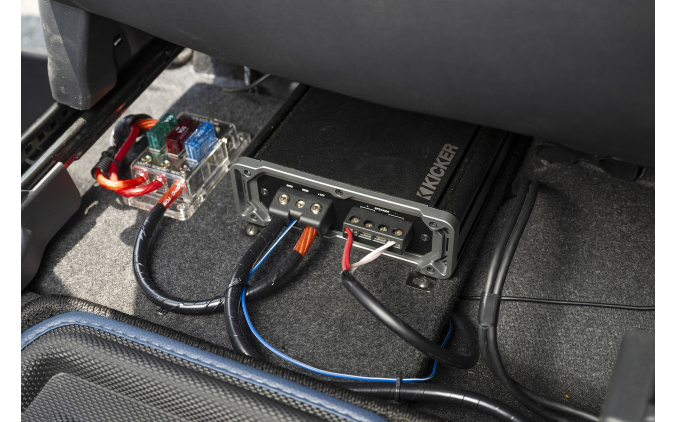 キッカーのサブウーファーをドライブするのは同じくキッカーのパワーアンプ・CXA800.1。シート下に収めている。