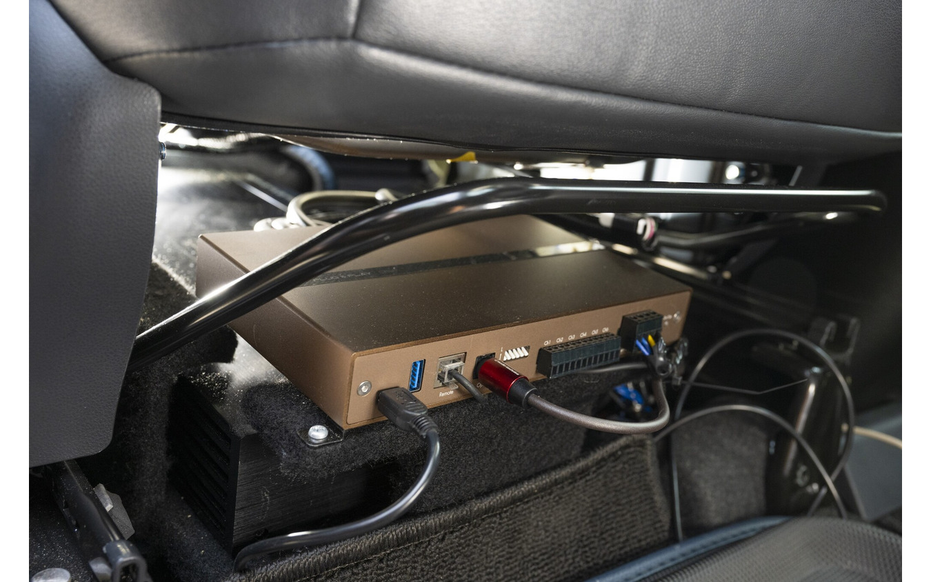 2台のパワーアンプの上にステーを設置してインストールされているのがPLUG&PLAY DSP。