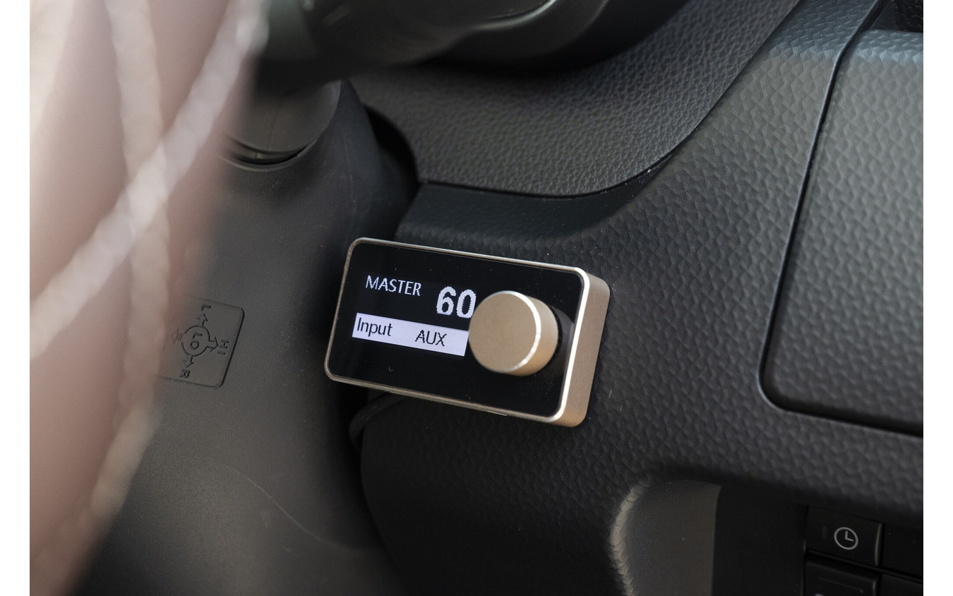 PLUG&PLAY DSPの操作部はダッシュの脇に設置されている。小型タイプなので目立たずインテリアを崩さない仕様。