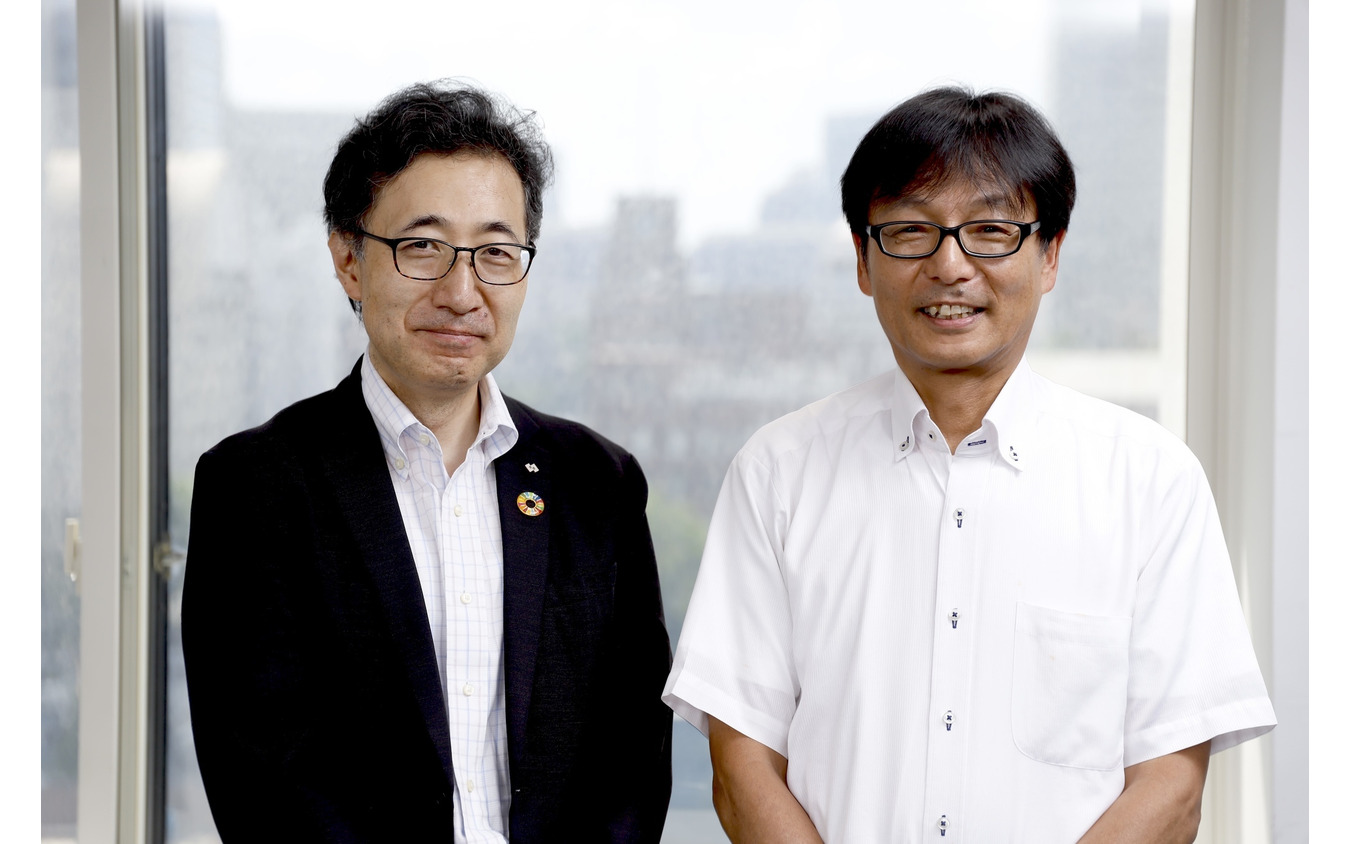 東京電力パワーグリッド 取締役 副社長執行役員 最高技術責任者の岡本浩氏(左)と、本田技術研究所 先進パワーユニット・エネルギー研究所 エグゼクティブチーフエンジニアの岩田和之氏(右)