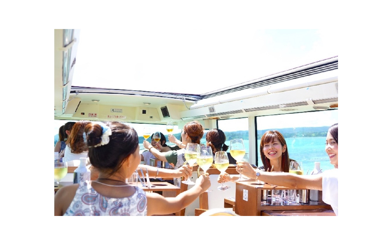 車内での乾杯の様子