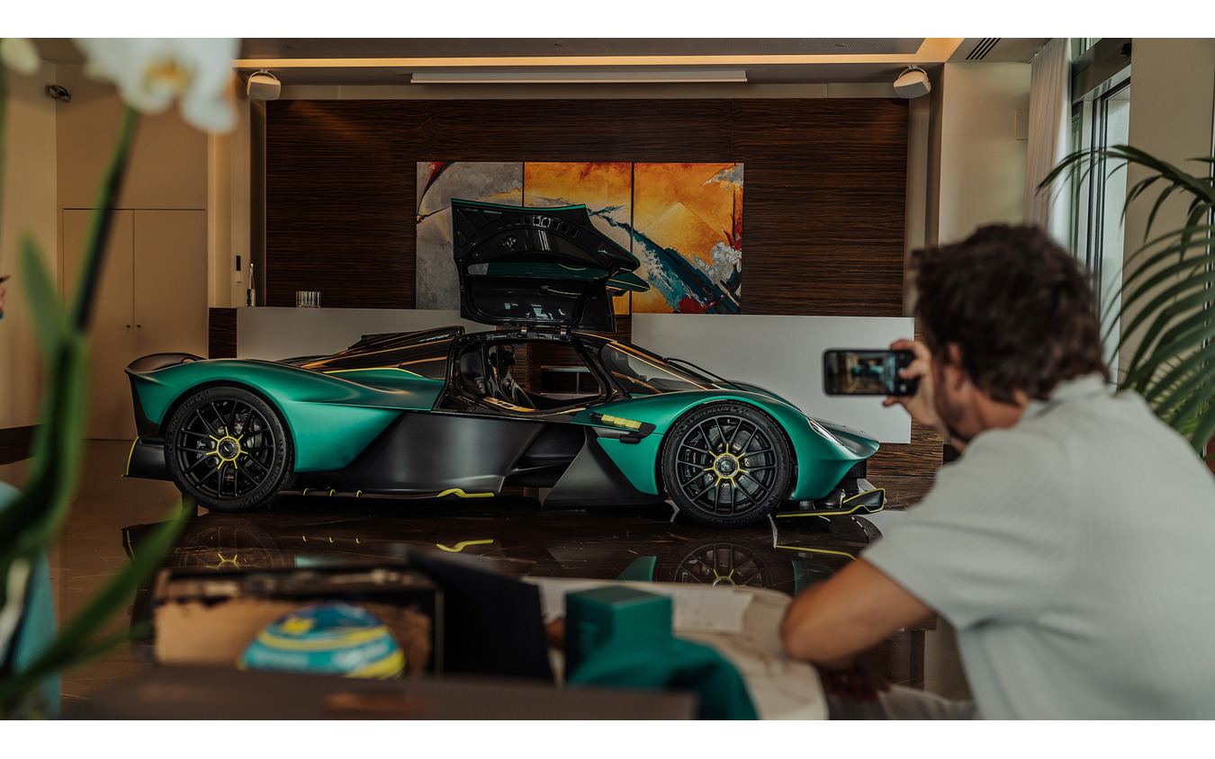 フェルナンド・アロンソ選手にアストンマーティン『ヴァルキリー』が納車された