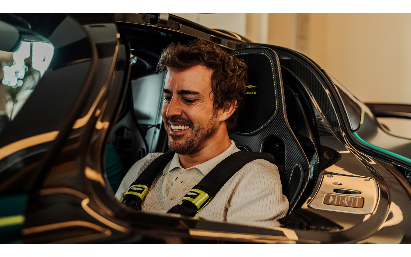 フェルナンド・アロンソ選手にアストンマーティン『ヴァルキリー』が納車された