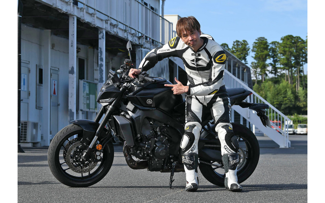 筆者の青木タカオとヤマハ MT-09 Y-AMT