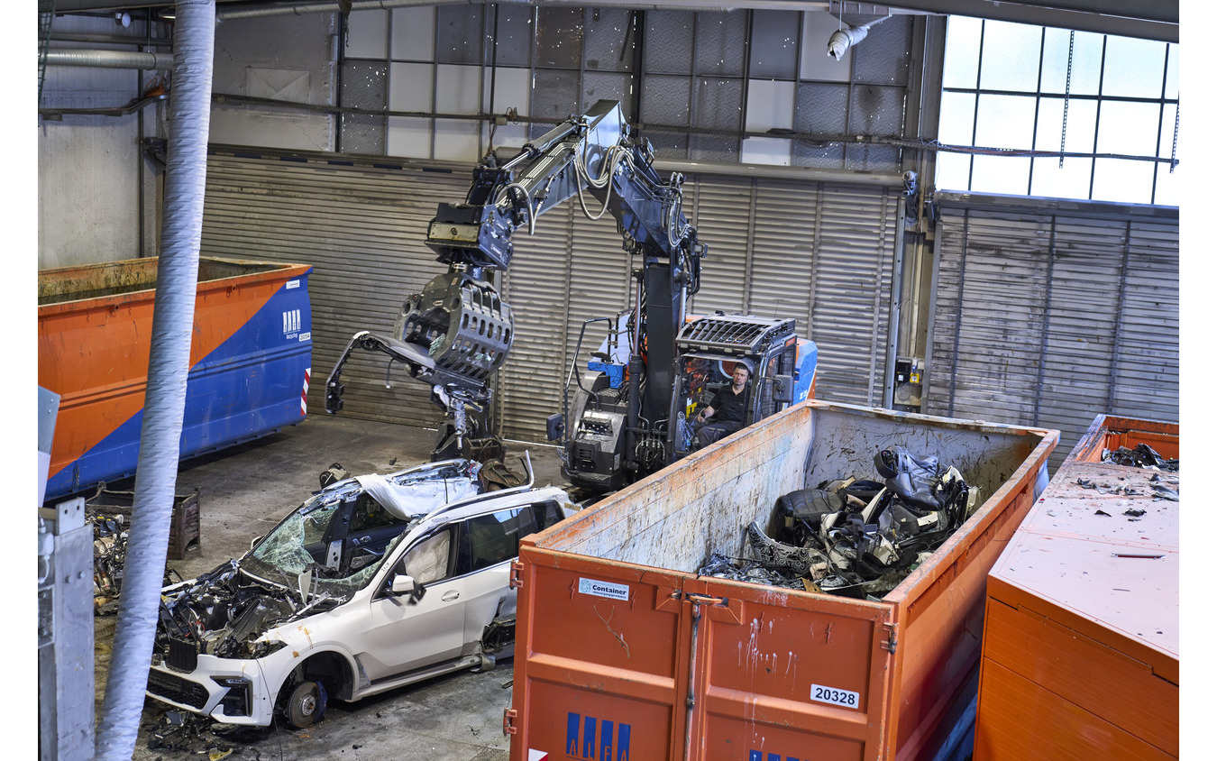 BMWのリサイクルセンターで解体される車両。その多くは量産前のテスト車両