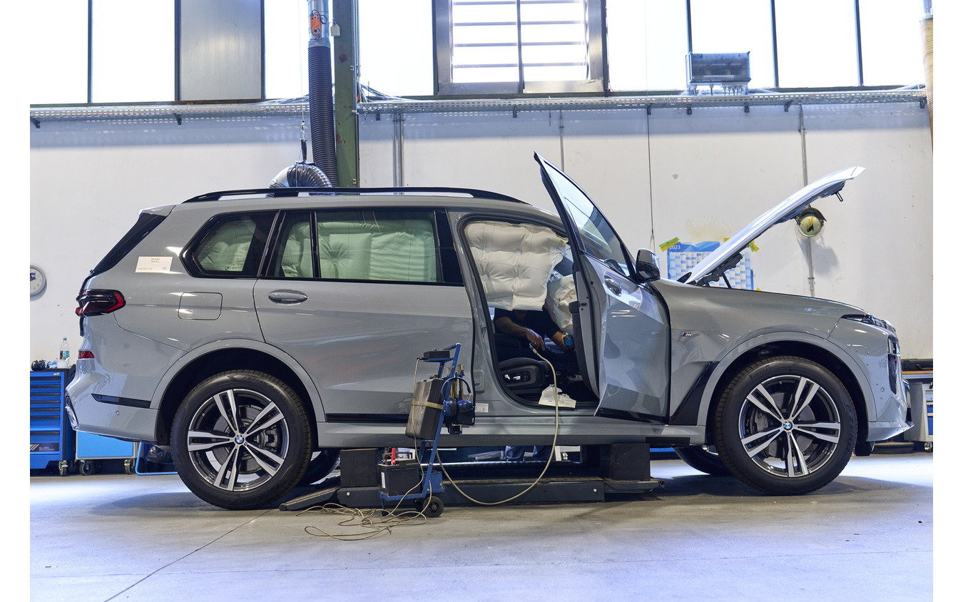 BMWのリサイクルセンターで解体される車両。その多くは量産前のテスト車両