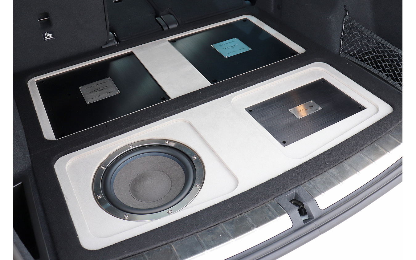 『イングラフ』にて製作されたオーディオカー(BMW X1)。