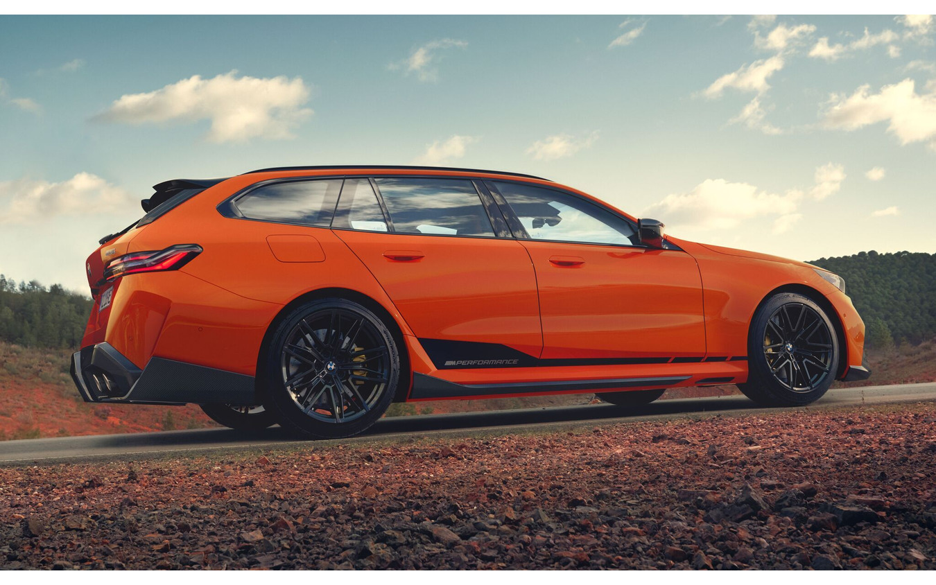BMWM 5ツーリング 新型の「Mパフォーマンスパーツ」装着車
