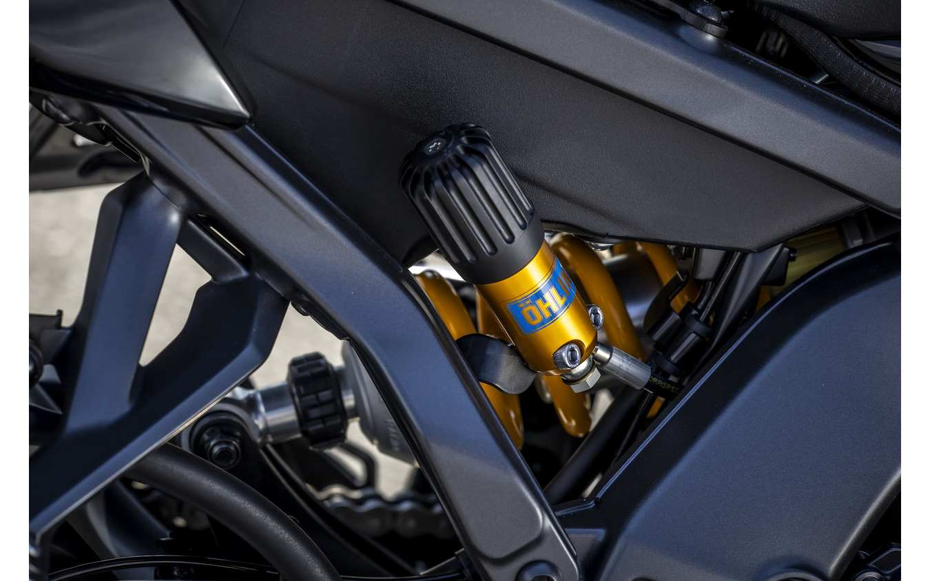 リヤサスはオーリンズ製。油圧式のリモートプリロードアジャスターを装備。タンデム時や荷物搭載時に簡単に手で回せるのが良い。