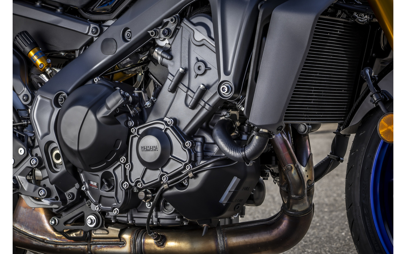 熟成を重ね、さまざまなモデルに採用されるDOHC並列3気筒の888ccエンジン。国産唯一のパッケージで、ヤマハらしい気持ちよさと速さを約束。